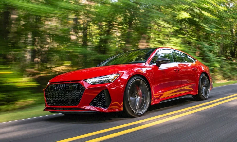 Фото Audi RS7 Sportback — вид спереди, фото 7. Оптика, решётка и бампер — первое впечатление о модели. Дневные ходовые огни включаются автоматически с запуском Audi RS7 Sportback — вид спереди, фото 7