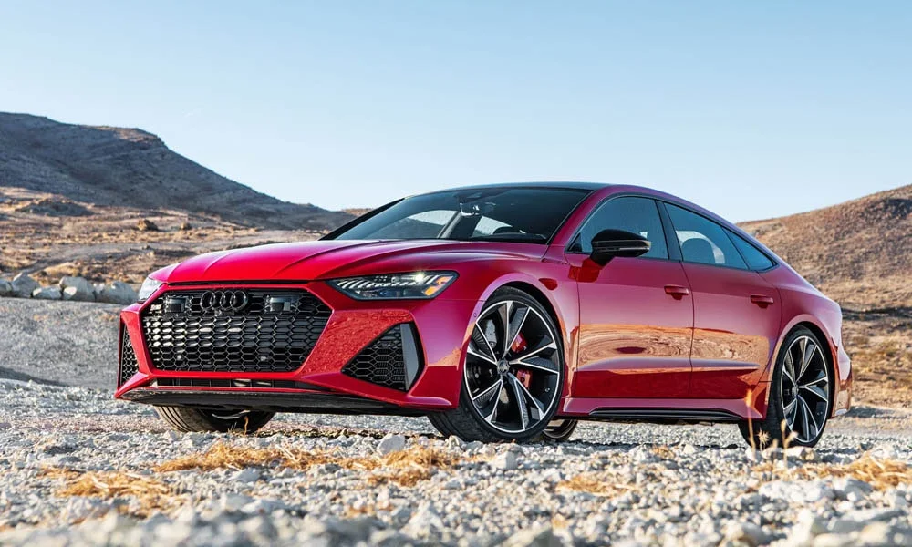 Фото Audi RS7 Sportback — вид спереди, фото 8. Красный кузов, строгая симметрия оптики — базовый ракурс знакомства с дизайном. Дневные ходовые огни включаются автоматически с запуском Audi RS7 Sportback — вид спереди, фото 8