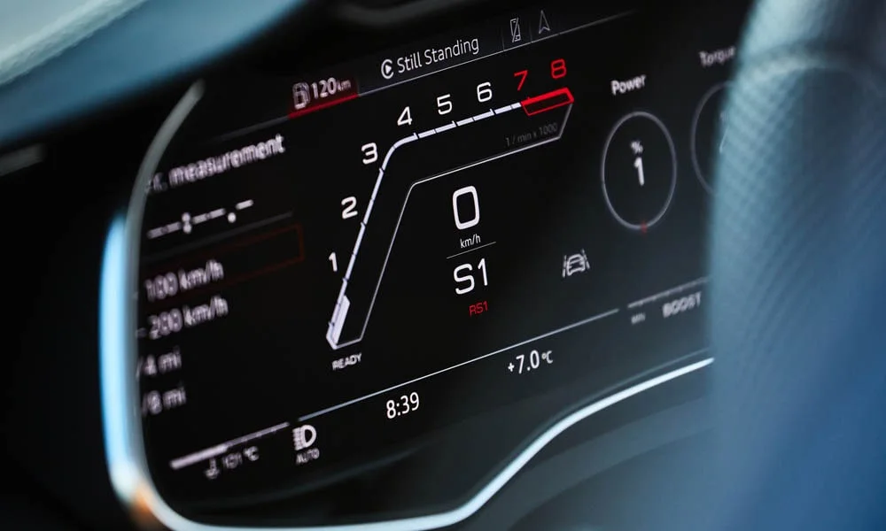Фото Audi RS7 Sportback — приборная панель. Скорость, запас хода и подсказки ассистентов перед глазами Audi RS7 Sportback — приборная панель