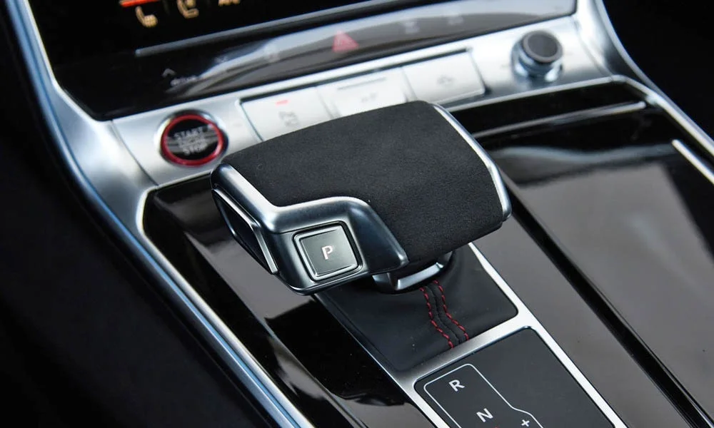 Фото Audi RS7 Sportback — селектор коробки передач. Селектор трансмиссии на центральной консоли Audi RS7 Sportback — селектор коробки передач