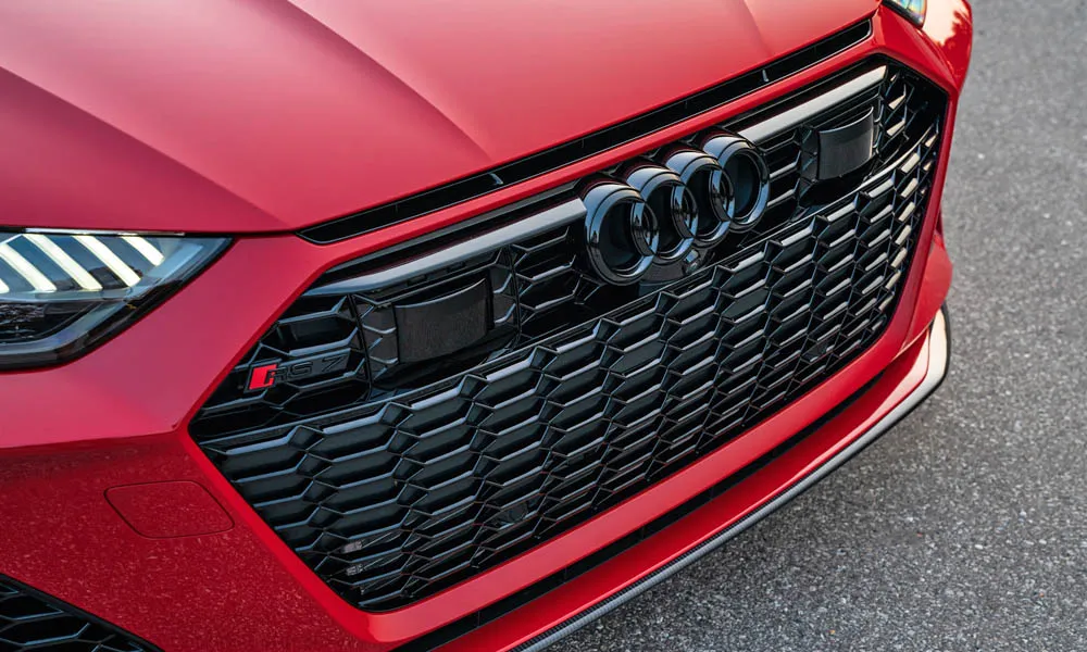Фото Audi RS7 Sportback — решётка радиатора. Фирменный рисунок облицовки — визитная карточка марки. Активные жалюзи за решёткой закрываются на трассе ради аэродинамики — есть у ряда моделей Audi RS7 Sportback — решётка радиатора