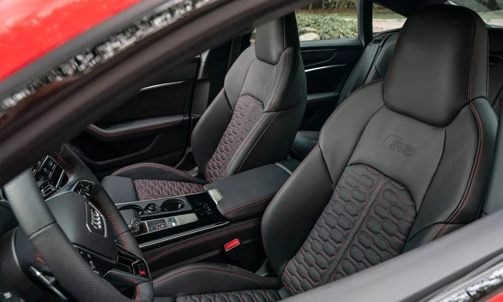 Фото Audi RS7 Sportback — интерьер. Общий план салона: архитектура панели, консоль и кресла. Уровень отделки читается по стыкам панелей и мягким поверхностям в зонах касания Audi RS7 Sportback — интерьер