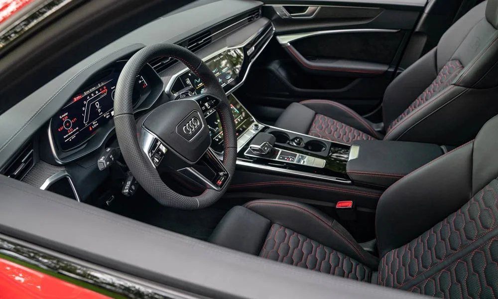 Фото Audi RS7 Sportback — интерьер, фото 2. Салон в красно-чёрной отделке: архитектура передней панели, консоль и кресла Audi RS7 Sportback — интерьер, фото 2