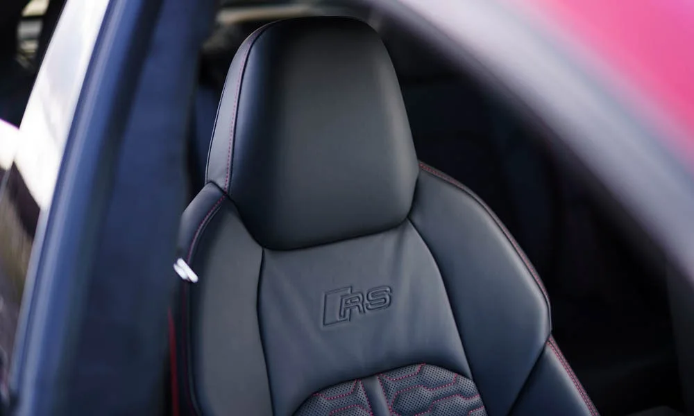 Фото Audi RS7 Sportback — интерьер, фото 3. Общий план салона: архитектура панели, консоль и кресла. Светлая гамма зрительно расширяет салон, тёмная — практичнее в уходе Audi RS7 Sportback — интерьер, фото 3