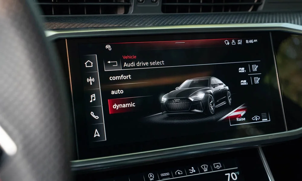 Фото Audi RS7 Sportback — экран мультимедиа. Интерфейс медиасистемы крупным планом. Поддержка смартфонов и обновления «по воздуху» — ключевые вопросы к медиасистеме; наличие русификации уточняйте у дилера Audi RS7 Sportback — экран мультимедиа
