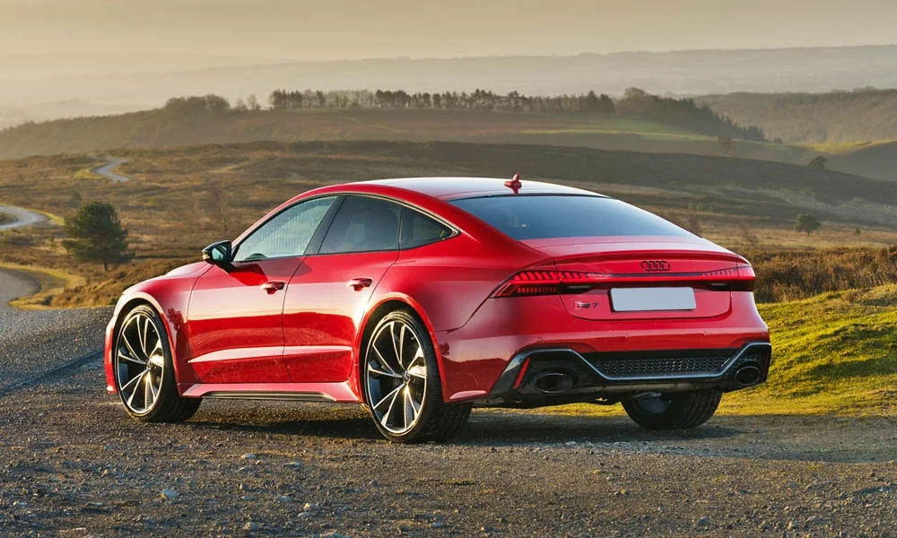 Фото Audi RS7 Sportback — вид сзади, фото 3. Графика фонарей, бампер и оформление пятой двери. Насадки выхлопа или их имитация внизу бампера различают версии Audi RS7 Sportback — вид сзади, фото 3