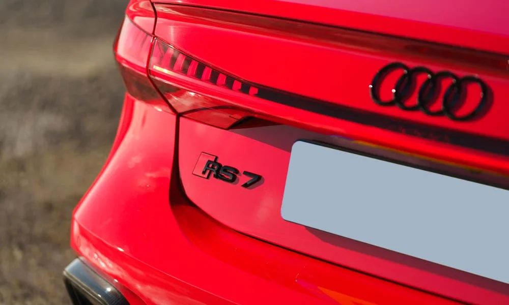 Фото Audi RS7 Sportback — вид сзади, фото 4. Графика фонарей, бампер и оформление пятой двери. Светодиодная полоса или раздельные секции — задняя оптика стала главным украшением кормы Audi RS7 Sportback — вид сзади, фото 4