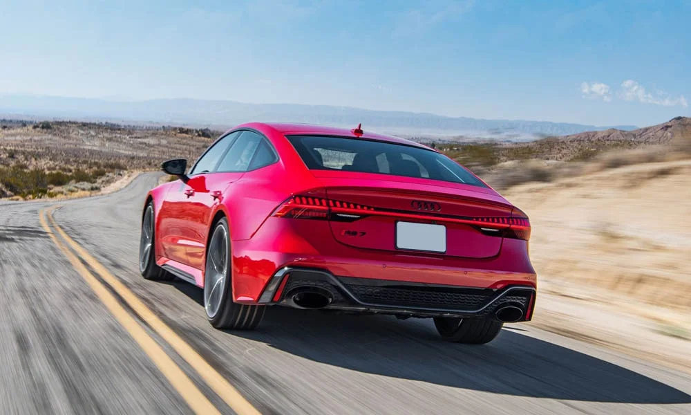 Фото Audi RS7 Sportback — вид сзади, фото 5. Красный кузов сзади — фонари и бампер определяют ночной образ модели Audi RS7 Sportback — вид сзади, фото 5