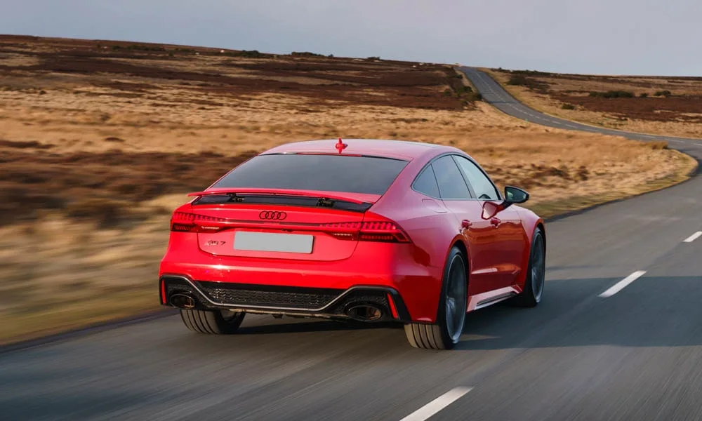 Фото Audi RS7 Sportback — вид сзади, фото 6. Графика фонарей, бампер и оформление пятой двери Audi RS7 Sportback — вид сзади, фото 6