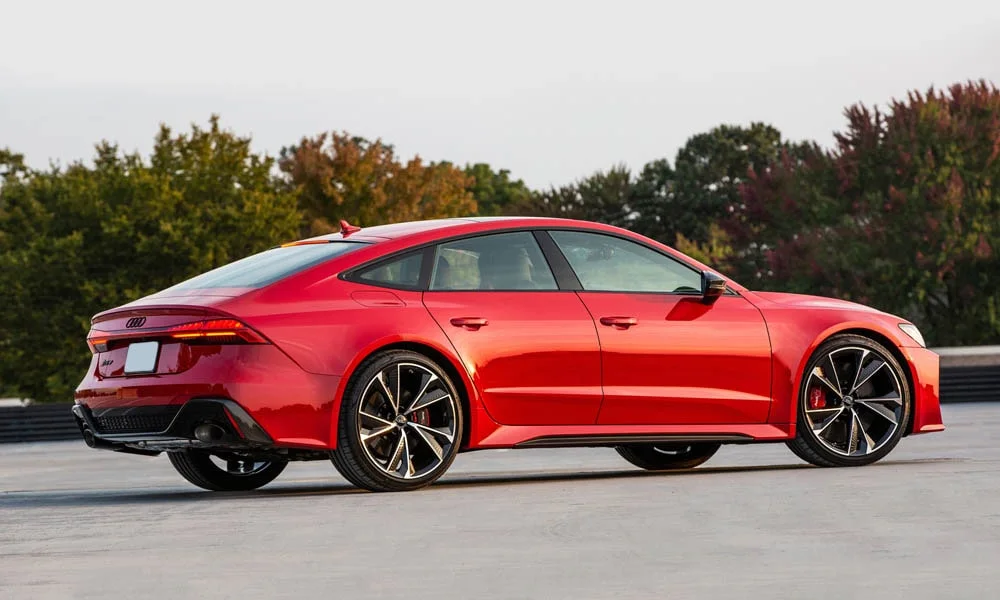 Фото Audi RS7 Sportback — вид сзади, фото 7. Красный кузов сзади — фонари и бампер определяют ночной образ модели. Светодиодная полоса или раздельные секции — задняя оптика стала главным украшением кормы Audi RS7 Sportback — вид сзади, фото 7