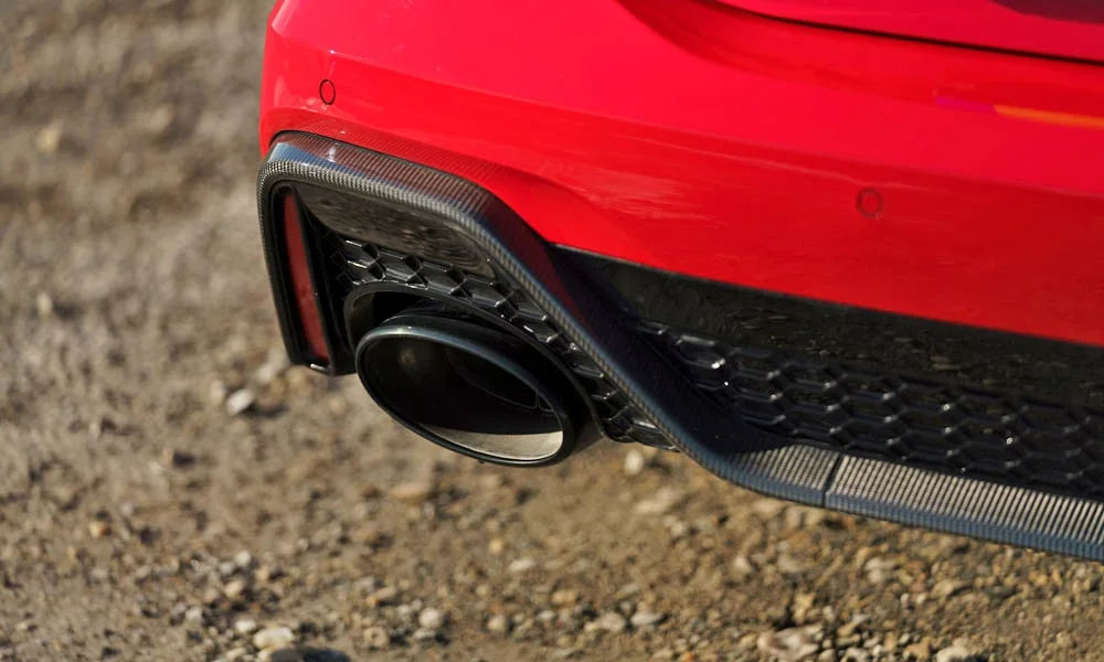 Фото Audi RS7 Sportback — вид сзади, фото 8. Красный кузов сзади — фонари и бампер определяют ночной образ модели. Насадки выхлопа или их имитация внизу бампера различают версии Audi RS7 Sportback — вид сзади, фото 8