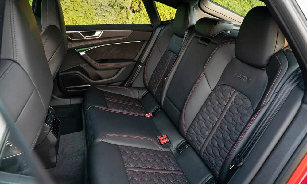 Фото Audi RS7 Sportback — задние сиденья. Посадка второго ряда: подголовники и подлокотник. Спинки складываются под длинные грузы у большинства версий Audi RS7 Sportback — задние сиденья