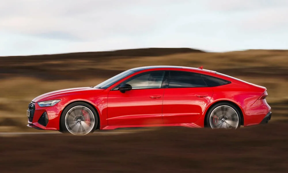 Фото Audi RS7 Sportback — вид сбоку, фото 3. Профиль в красном цвете: соотношение колёсной базы и свесов. Длинная база — простор второго ряда; короткие свесы упрощают парковку Audi RS7 Sportback — вид сбоку, фото 3