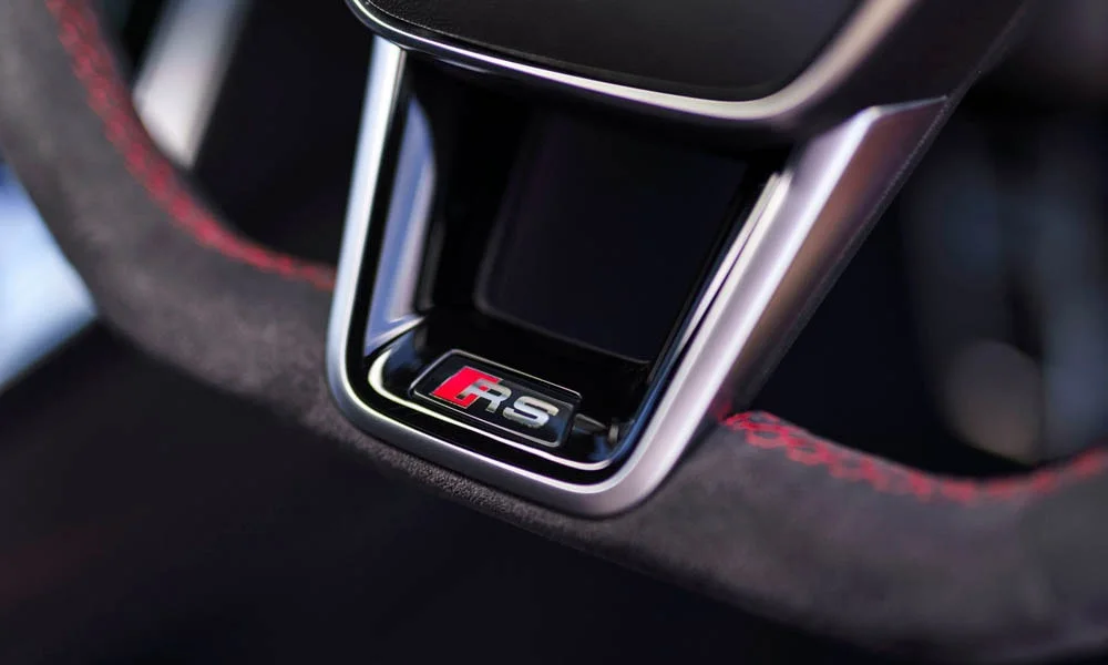 Фото Audi RS7 Sportback — руль. Обшивка обода и компоновка спиц крупным планом Audi RS7 Sportback — руль