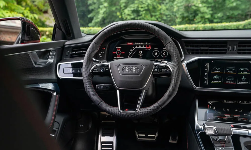 Фото Audi RS7 Sportback — руль, фото 2. Обшивка обода и компоновка спиц крупным планом. Правильная посадка: руки на «9 и 3», приборы читаются поверх обода Audi RS7 Sportback — руль, фото 2