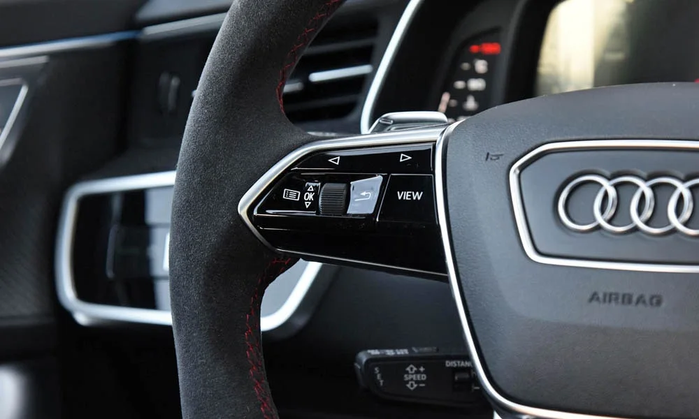 Фото Audi RS7 Sportback — руль, фото 3. Обшивка обода и компоновка спиц крупным планом. Клавиши на спицах управляют медиа, круизом и ассистентами — руки остаются на руле Audi RS7 Sportback — руль, фото 3