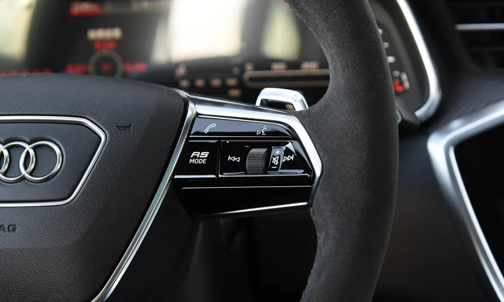 Фото Audi RS7 Sportback — руль, фото 4. Обшивка обода и компоновка спиц крупным планом. Обогрев обода — опция, которую оценят зимой Audi RS7 Sportback — руль, фото 4