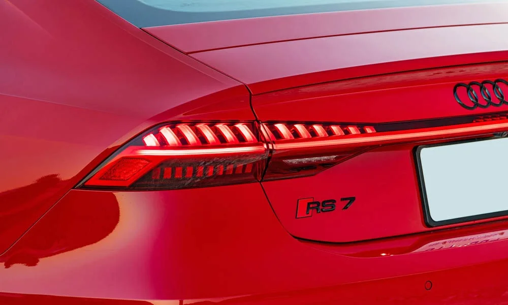 Фото Audi RS7 Sportback — задние фонари. Рассеиватель фонаря вблизи: компоновка секций габарита, стопа и поворотника Audi RS7 Sportback — задние фонари