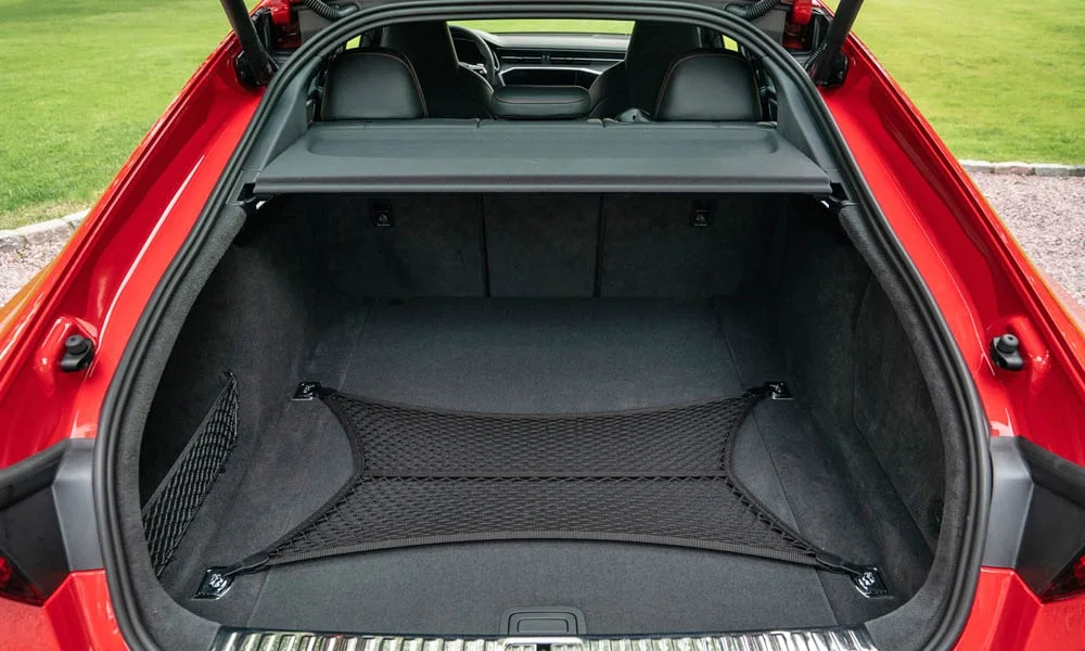 Фото Audi RS7 Sportback — багажник. Форма проёма, ровный пол и организация пространства. Электропривод двери с датчиком под бампером — руки заняты, багажник открыт Audi RS7 Sportback — багажник