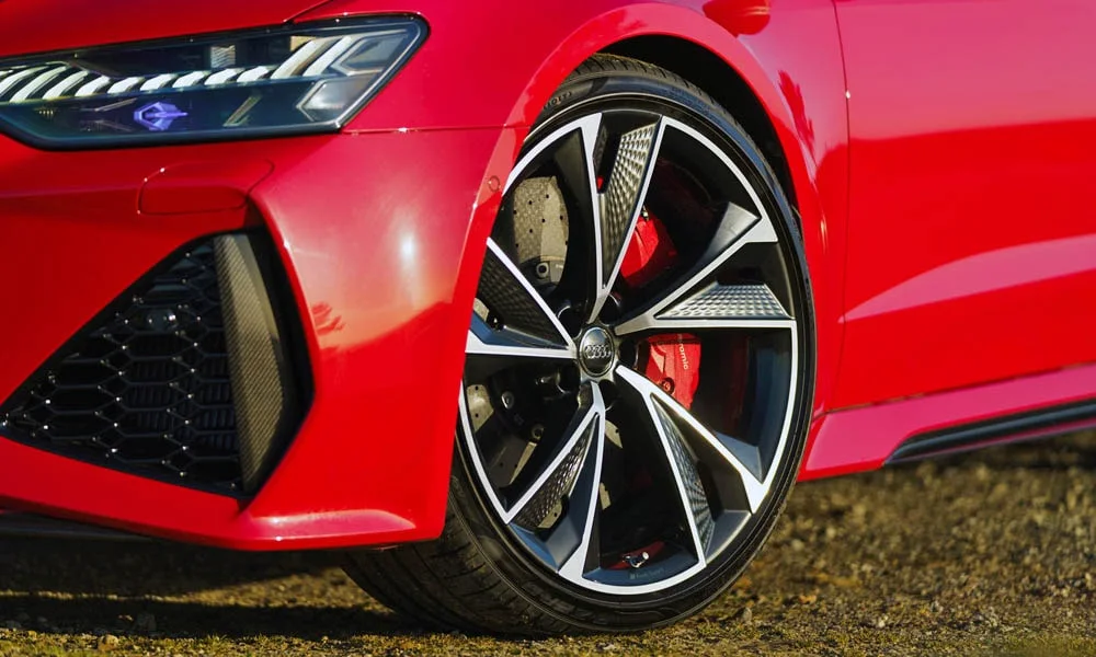 Фото Audi RS7 Sportback — колесо и диск. Пятилучевой диск — классика, лёгкая в мойке и визуально стройная. Рекомендованные размеры шин и давление — на табличке в проёме водительской двери Audi RS7 Sportback — колесо и диск