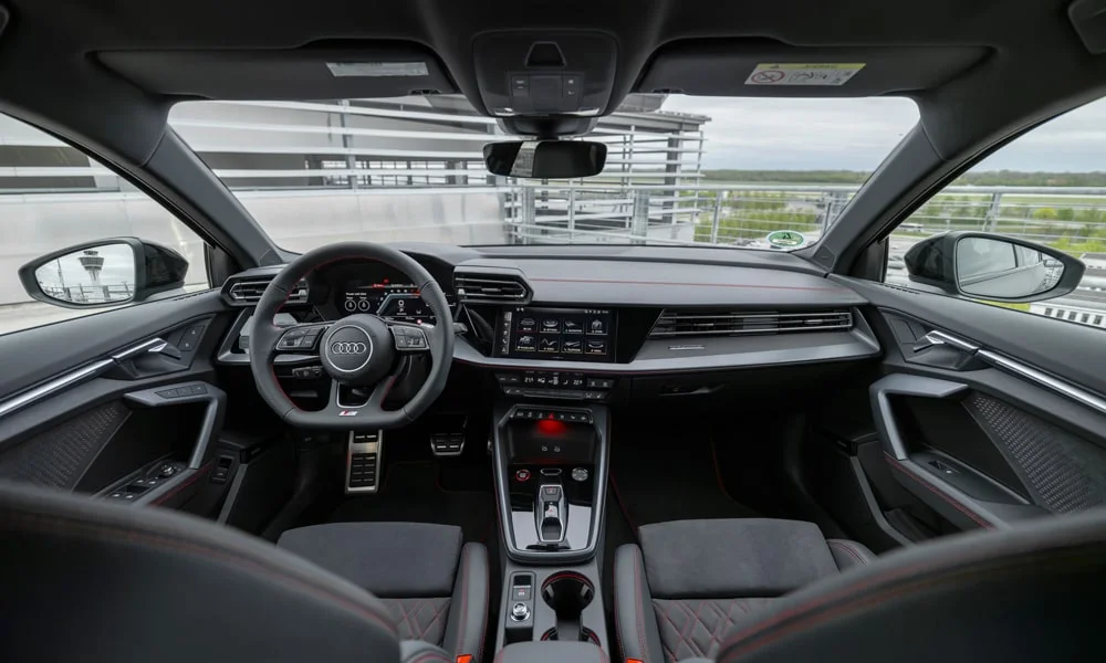 Фото Audi S3 Sportback (2024) — передняя панель. Компоновка экранов, дефлекторов и консоли Audi S3 Sportback (2024) — передняя панель