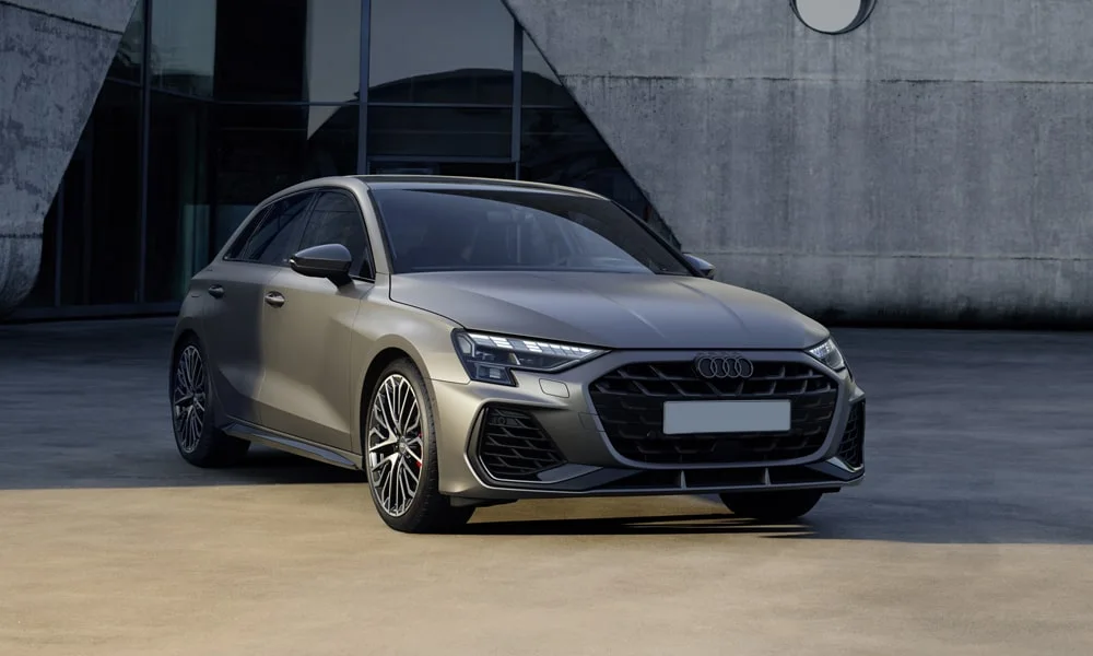 Фото Audi S3 Sportback (2024) — вид спереди, фото 4. Серый кузов, строгая симметрия оптики — базовый ракурс знакомства с дизайном Audi S3 Sportback (2024) — вид спереди, фото 4
