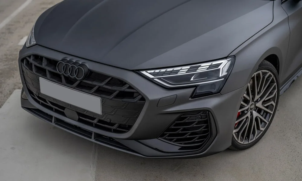 Фото Audi S3 Sportback (2024) — вид спереди, фото 8. Анфас: пропорции капота, посадка кузова и графика ходовых огней. Дневные ходовые огни включаются автоматически с запуском Audi S3 Sportback (2024) — вид спереди, фото 8