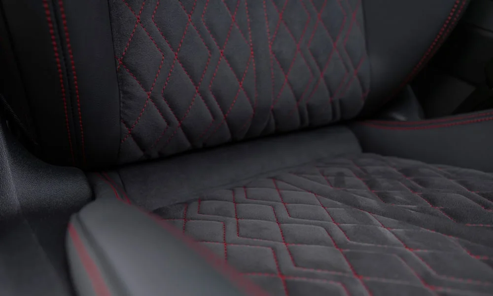 Фото Audi S3 Sportback (2024) — передние сиденья. Профиль кресел: боковая поддержка и подголовники. Регулировки с памятью возвращают кресло под водителя одним нажатием — у версий с электроприводом Audi S3 Sportback (2024) — передние сиденья