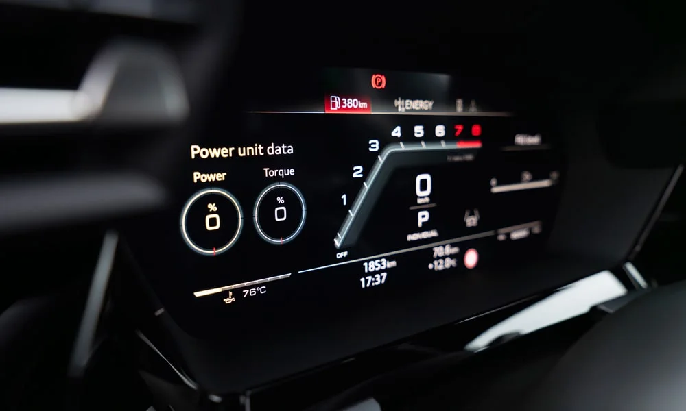 Фото Audi S3 Sportback (2024) — приборная панель. Экран приборов за рулём — вся ходовая информация перед глазами Audi S3 Sportback (2024) — приборная панель