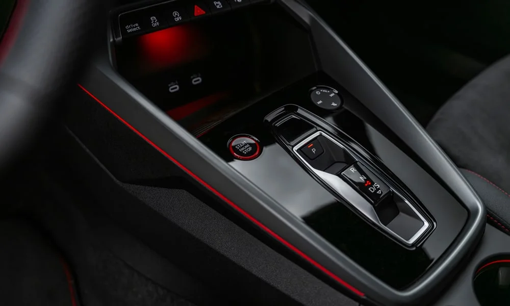 Фото Audi S3 Sportback (2024) — селектор коробки передач. Селектор трансмиссии на центральной консоли Audi S3 Sportback (2024) — селектор коробки передач