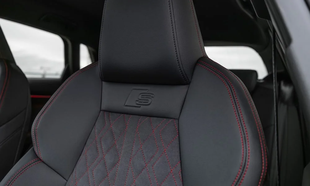 Фото Audi S3 Sportback (2024) — интерьер, фото 2. Общий план салона: архитектура панели, консоль и кресла Audi S3 Sportback (2024) — интерьер, фото 2