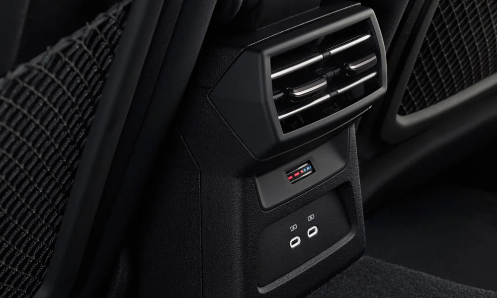 Фото Audi S3 Sportback (2024) — интерьер, фото 4. Общий план салона: архитектура панели, консоль и кресла Audi S3 Sportback (2024) — интерьер, фото 4