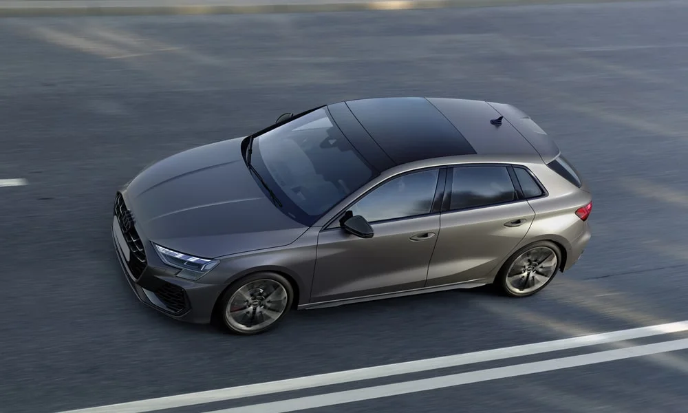 Фото Audi S3 Sportback (2024) — крыша. Линия крыши и панорамное остекление с высоты. Рейлинги рассчитаны на поперечины для бокса или велокреплений Audi S3 Sportback (2024) — крыша