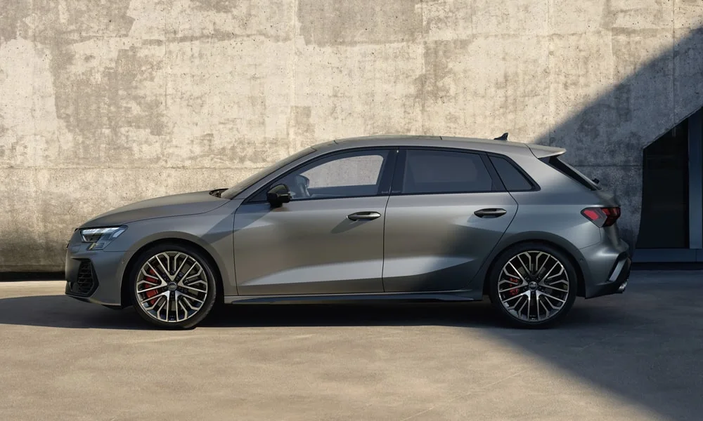 Фото Audi S3 Sportback (2024) — вид сбоку. Профиль кузова: колёсная база, свесы и линия остекления Audi S3 Sportback (2024) — вид сбоку