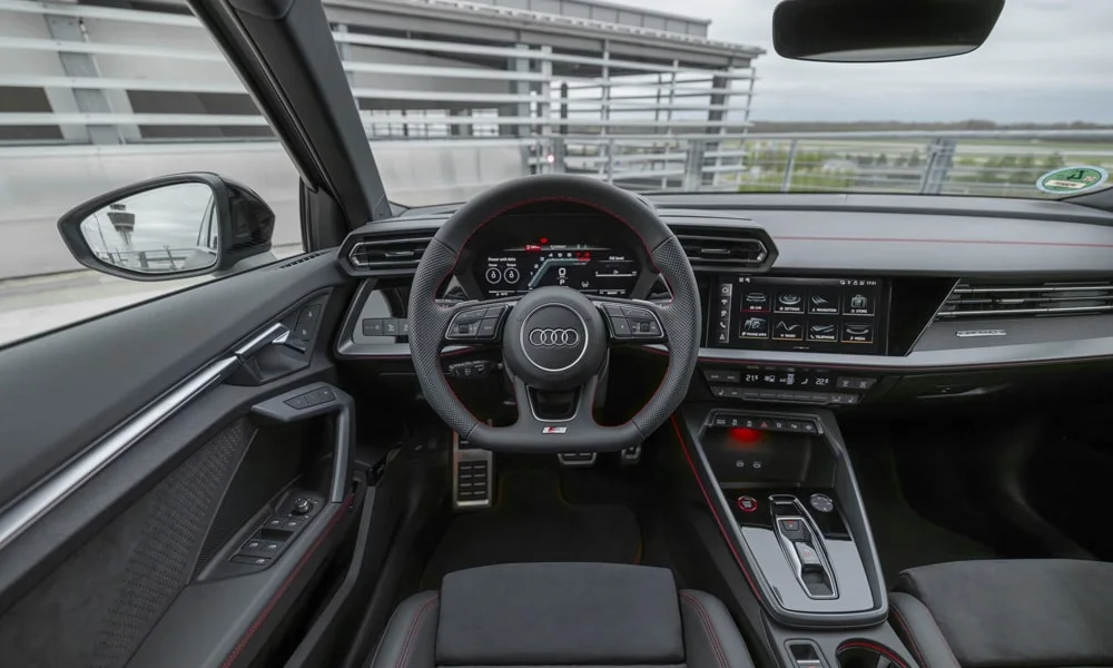 Фото Audi S3 Sportback (2024) — руль. Обшивка обода и компоновка спиц крупным планом. Обогрев обода — опция, которую оценят зимой Audi S3 Sportback (2024) — руль