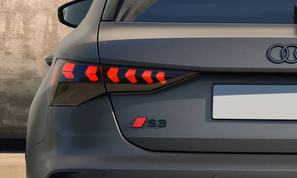 Фото Audi S3 Sportback (2024) — задние фонари. Рассеиватель фонаря вблизи: компоновка секций габарита, стопа и поворотника. Динамические поворотники с бегущей индикацией встречаются в старших комплектациях Audi S3 Sportback (2024) — задние фонари