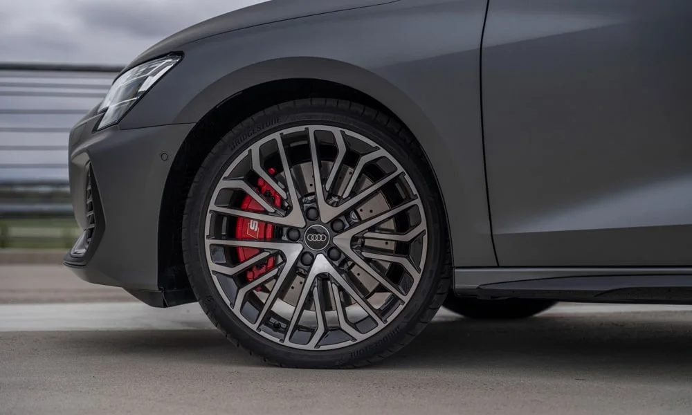 Фото Audi S3 Sportback (2024) — колесо и диск. Дизайн спиц и профиль резины крупным планом Audi S3 Sportback (2024) — колесо и диск