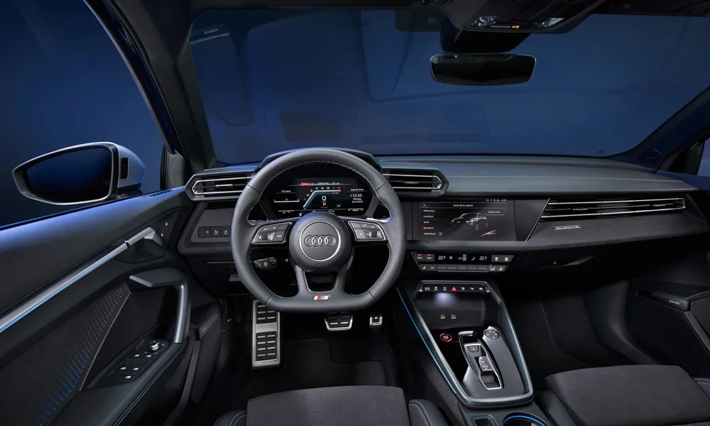 Фото Audi S3 (2024) — передняя панель. Архитектура передней панели: ярусы, вставки и консоль в тёмно-синей гамме. Минимум физических кнопок — ставка на экранное управление Audi S3 (2024) — передняя панель