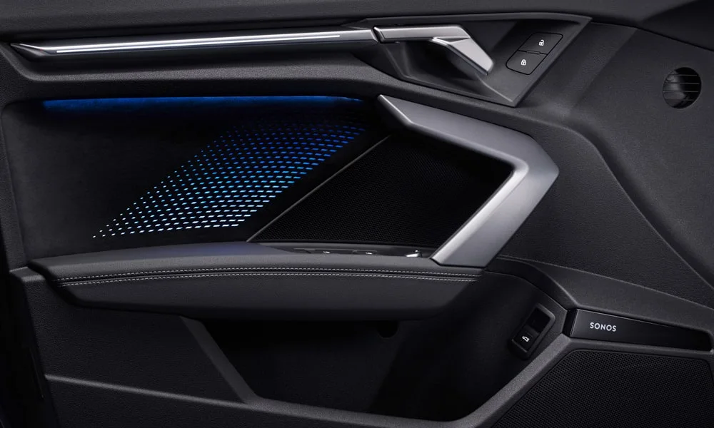 Фото Audi S3 (2024) — дверная карта. Внутренняя панель двери: сочетание материалов и компоновка управления в тёмно-синей гамме Audi S3 (2024) — дверная карта