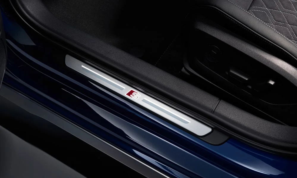 Фото Audi S3 (2024) — дверная карта, фото 3. Дверная карта в тёмно-синей отделке: подлокотник, динамик и блок стеклоподъёмников. Мягкая вставка в зоне локтя — то, что чувствуешь каждый день Audi S3 (2024) — дверная карта, фото 3
