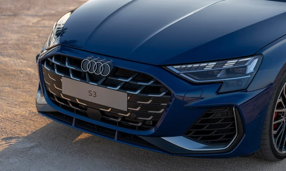 Фото Audi S3 (2024) — вид спереди, фото 5. Передок в синем исполнении — крупная светотехника и выразительный бампер. Дневные ходовые огни включаются автоматически с запуском Audi S3 (2024) — вид спереди, фото 5