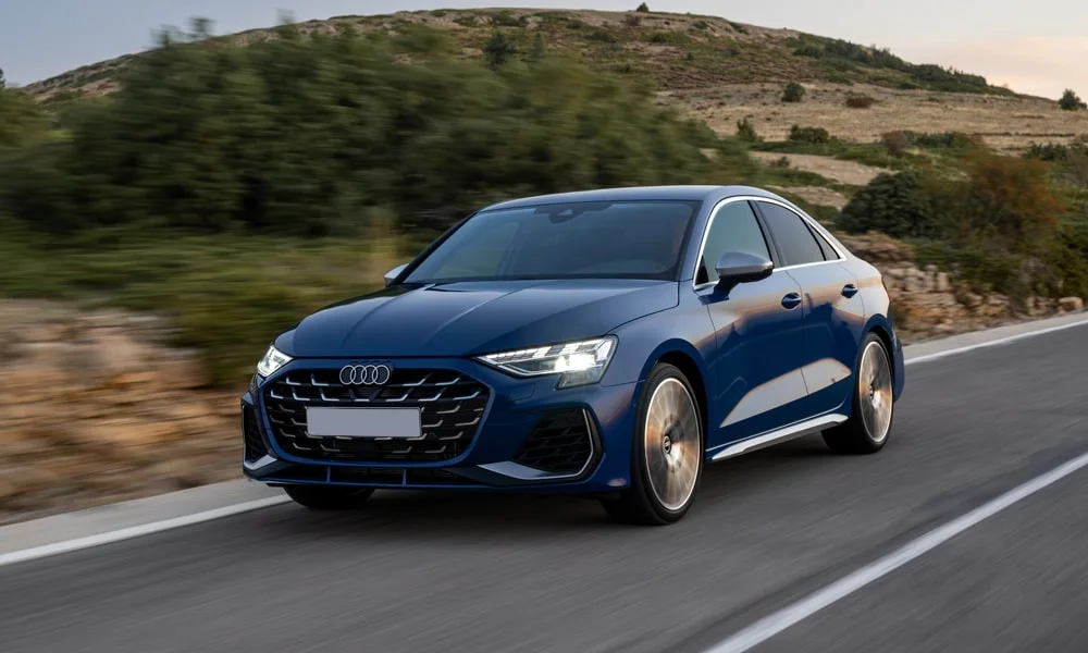 Фото Audi S3 (2024) — вид спереди, фото 8. Оптика, решётка и бампер — первое впечатление о модели. Дневные ходовые огни включаются автоматически с запуском Audi S3 (2024) — вид спереди, фото 8