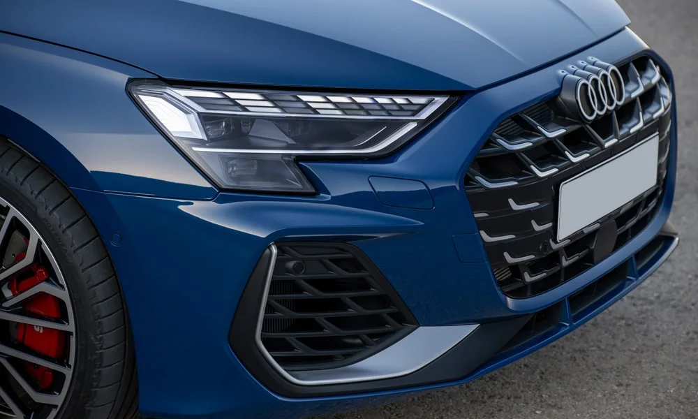 Фото Audi S3 (2024) — решётка радиатора. Фирменный рисунок облицовки — визитная карточка марки. За решёткой у многих комплектаций стоит радар адаптивного круиз-контроля Audi S3 (2024) — решётка радиатора