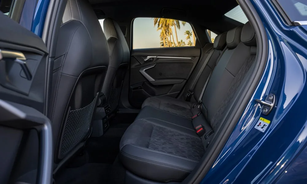Фото Audi S3 (2024) — интерьер. Общий план салона: архитектура панели, консоль и кресла. Уровень отделки читается по стыкам панелей и мягким поверхностям в зонах касания Audi S3 (2024) — интерьер
