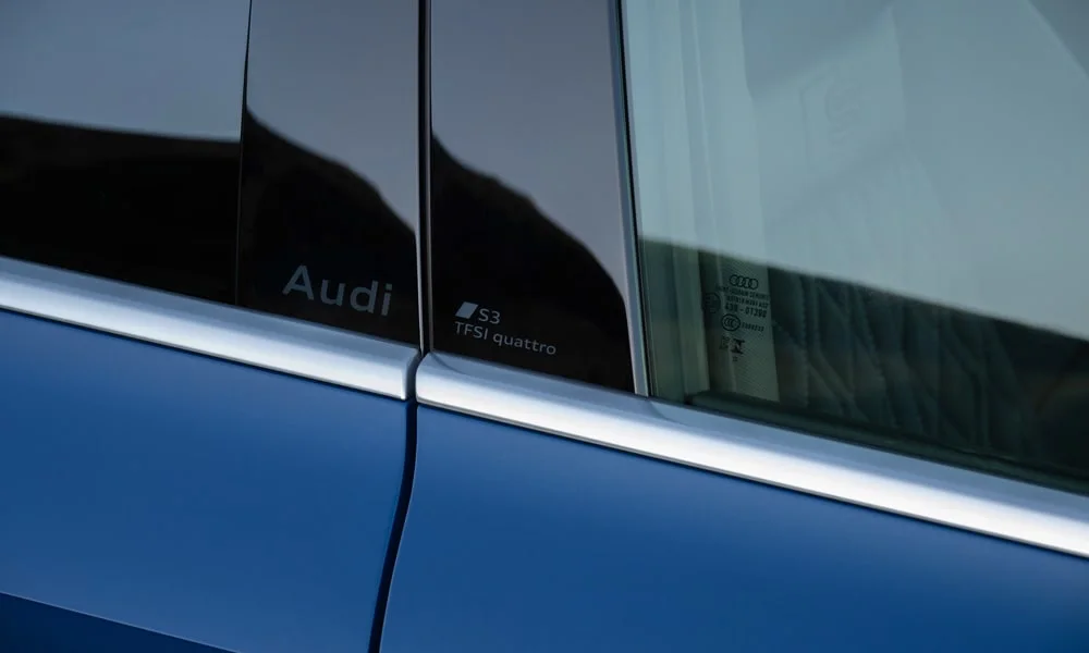Фото Audi S3 (2024) — интерьер, фото 4. Общий план салона: архитектура панели, консоль и кресла Audi S3 (2024) — интерьер, фото 4