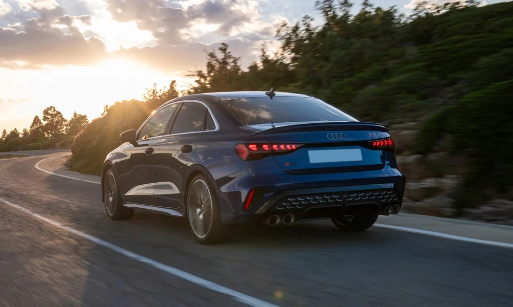 Фото Audi S3 (2024) — вид сзади, фото 4. Линия крыши, стойки и задняя дверь в синем исполнении Audi S3 (2024) — вид сзади, фото 4