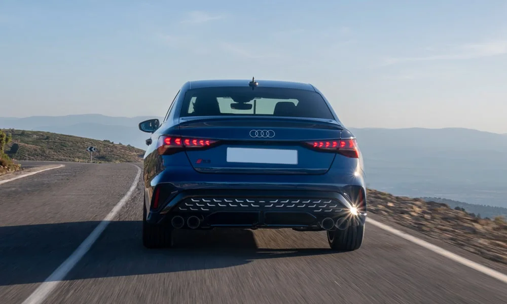 Фото Audi S3 (2024) — вид сзади, фото 6. Линия крыши, стойки и задняя дверь в синем исполнении. Светодиодная полоса или раздельные секции — задняя оптика стала главным украшением кормы Audi S3 (2024) — вид сзади, фото 6