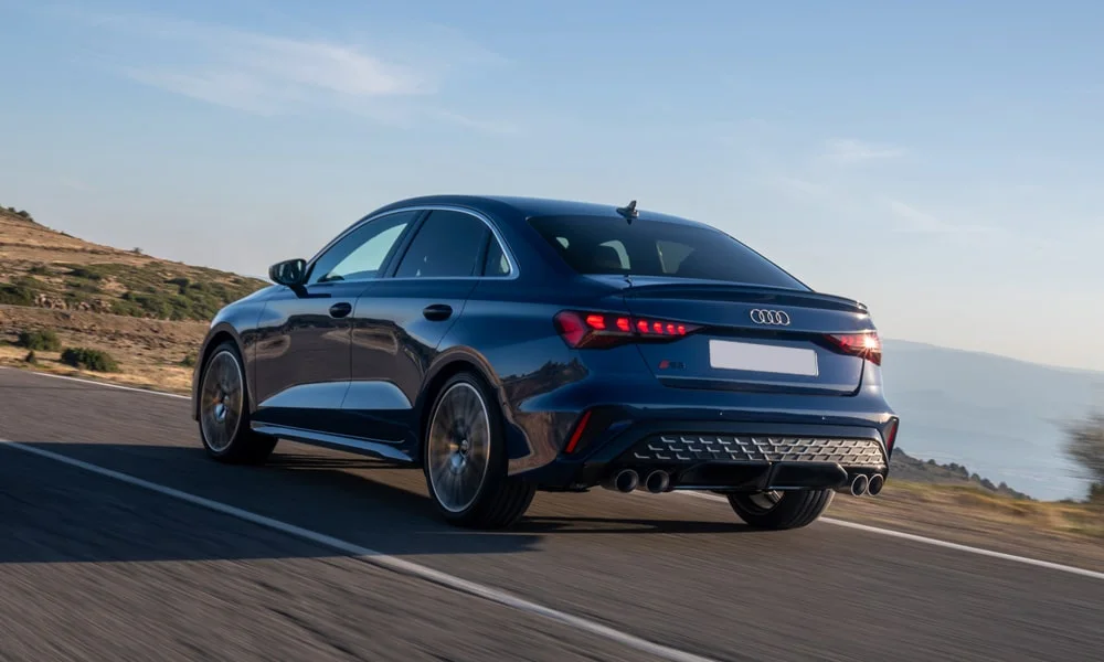 Фото Audi S3 (2024) — вид сзади, фото 8. Корма в синем цвете: графика фонарей и пластика пятой двери. Насадки выхлопа или их имитация внизу бампера различают версии Audi S3 (2024) — вид сзади, фото 8
