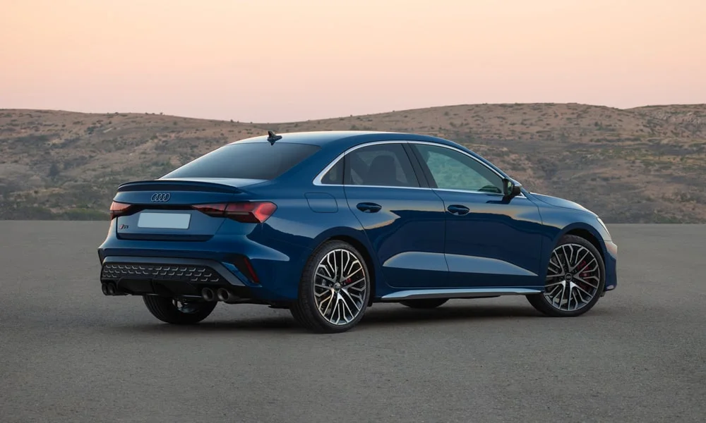 Фото Audi S3 (2024) — вид сзади, фото 9. Графика фонарей, бампер и оформление пятой двери Audi S3 (2024) — вид сзади, фото 9