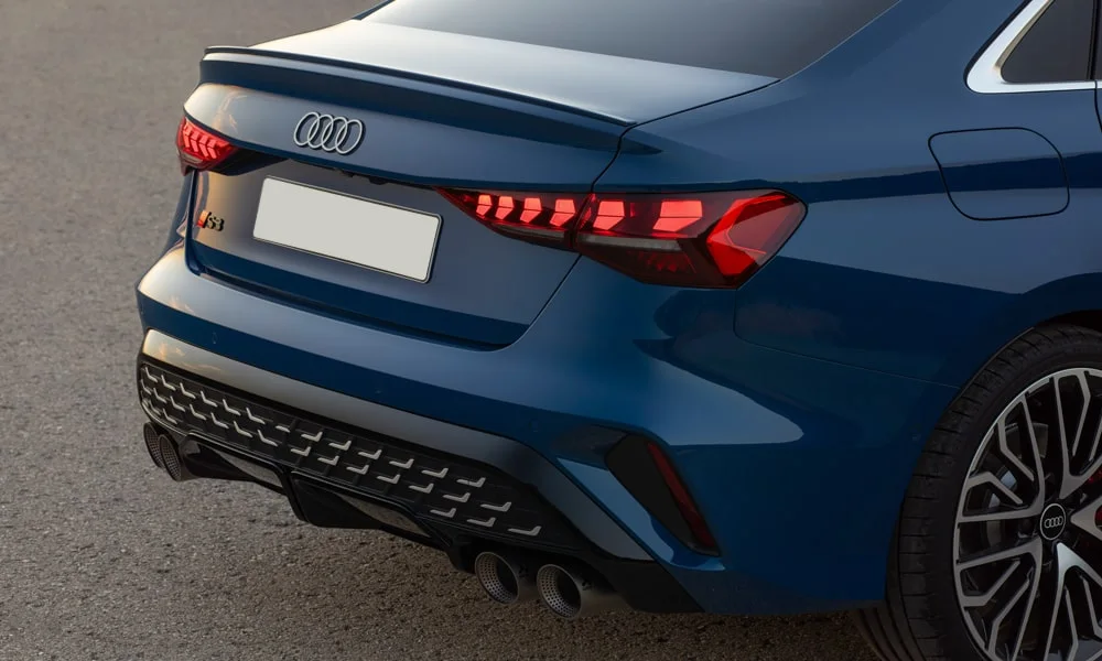 Фото Audi S3 (2024) — вид сзади, фото 10. Корма в синем цвете: графика фонарей и пластика пятой двери Audi S3 (2024) — вид сзади, фото 10